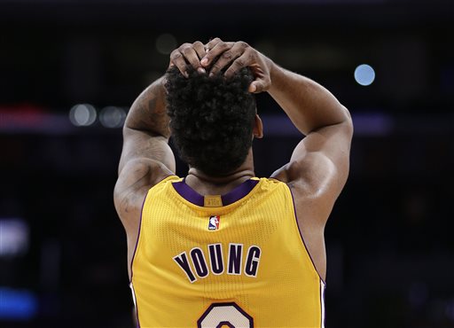 En esta foto del 10 de febrero, Nick Young reacciona tras llamarle una falta a su compañero Carlos Boozer en un juego Lakers-Denver Nuggets. 