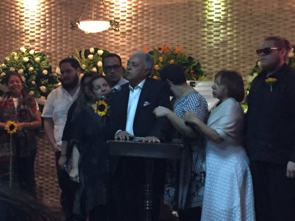 Rafael (Fafa) Taveras durante sus palabras de despedas a su esposa Magaly Pineda, acompañado de familiares.