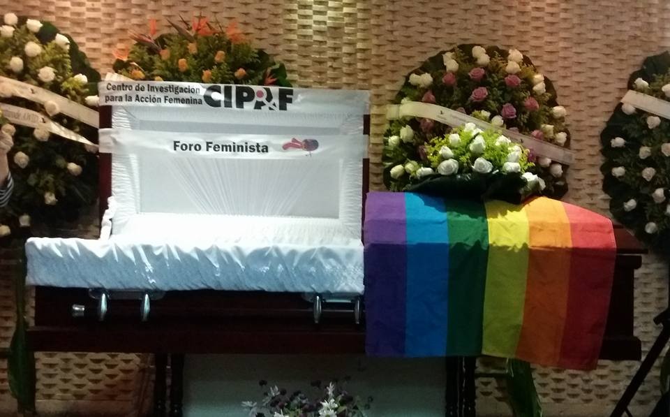 Ataúd donde reposaron los restos de Magaly Pineda.