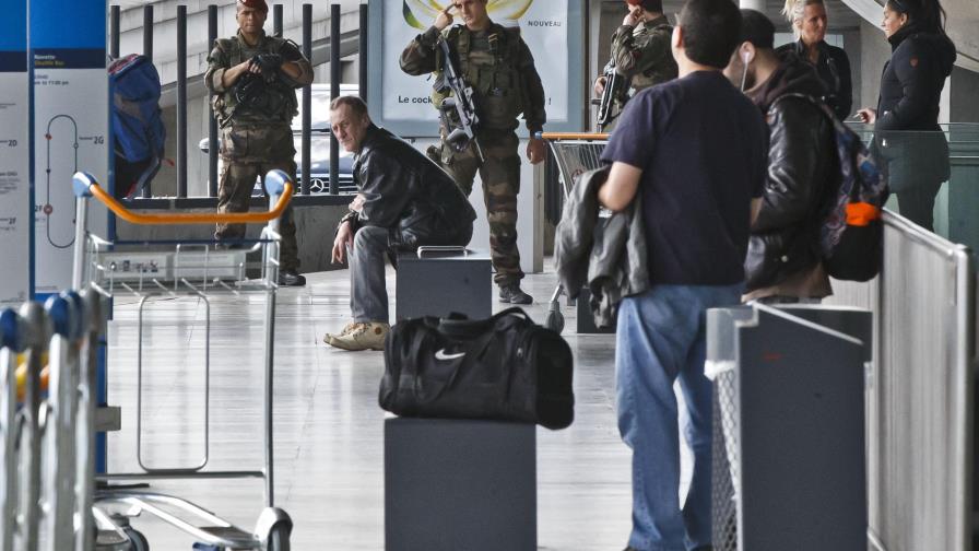 Un migrante ilegal de ocho años tiene diez días varado en aeropuerto de Paris