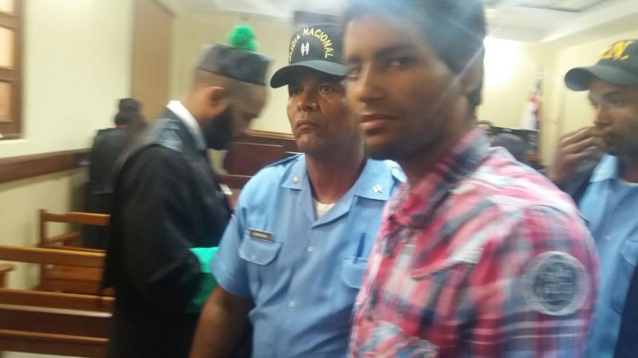Juez envía a prisión a joven acusado de lanzar bomba al PLD
