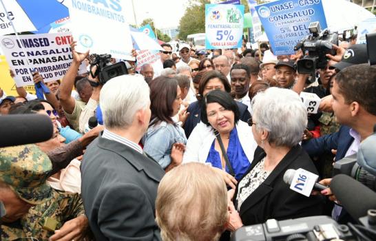 Médicos y Altagracia Guzmán conversan en el Ministerio de Salud 