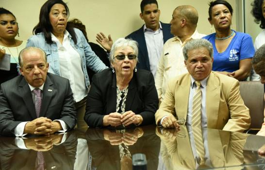 Médicos y Altagracia Guzmán conversan en el Ministerio de Salud 