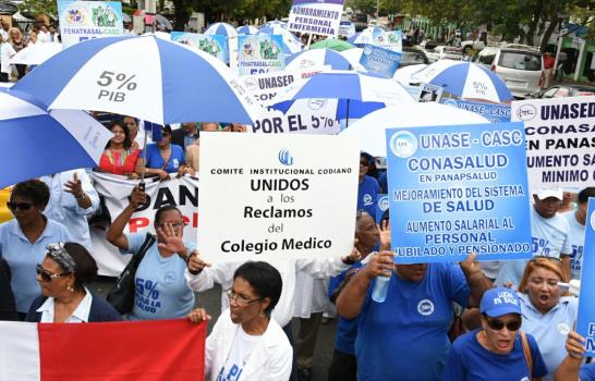Médicos y Altagracia Guzmán conversan en el Ministerio de Salud 