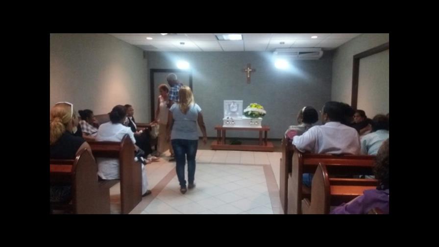 Abuela de la bebé olvidada en vehículo dice que sus padres la “sobreprotegían”