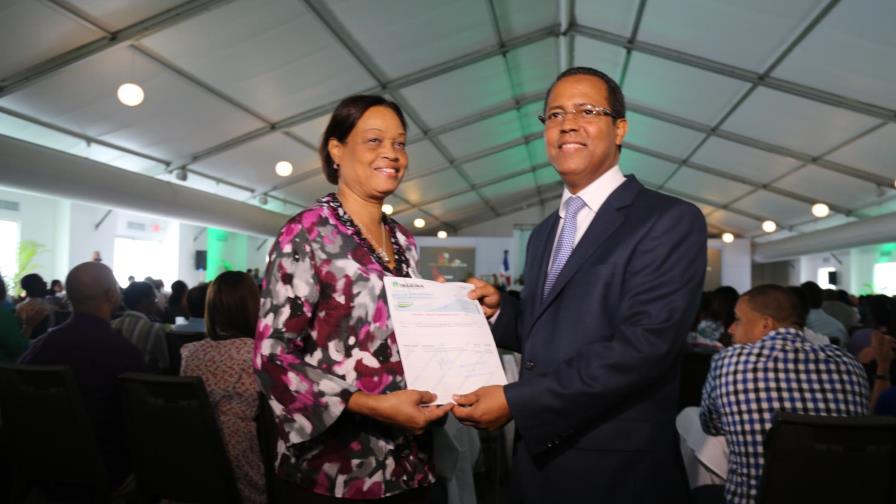 El Inabima entrega RD$74 millones a 273 docentes jubilados de Educación