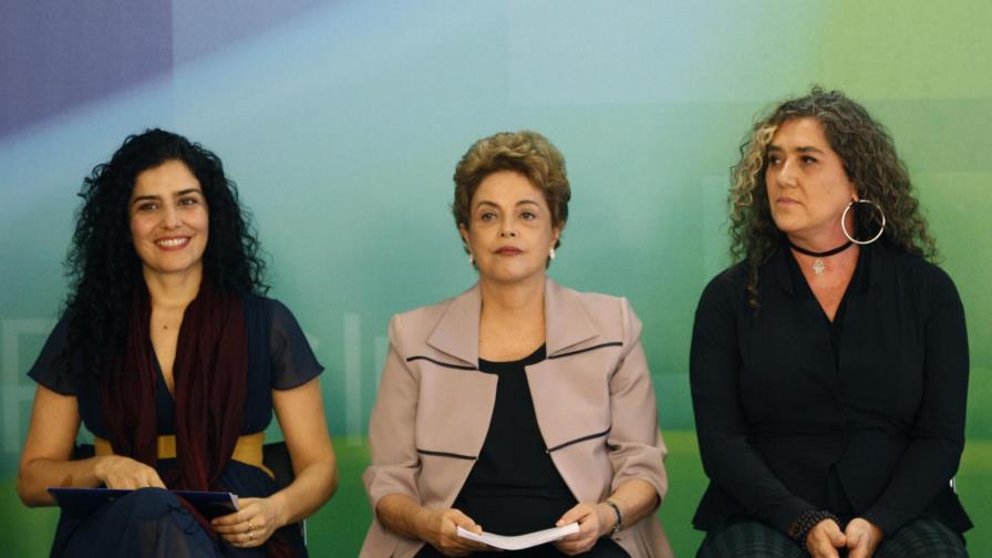 Intelectuales y artistas arropan a Rousseff y critican intento de “golpe”