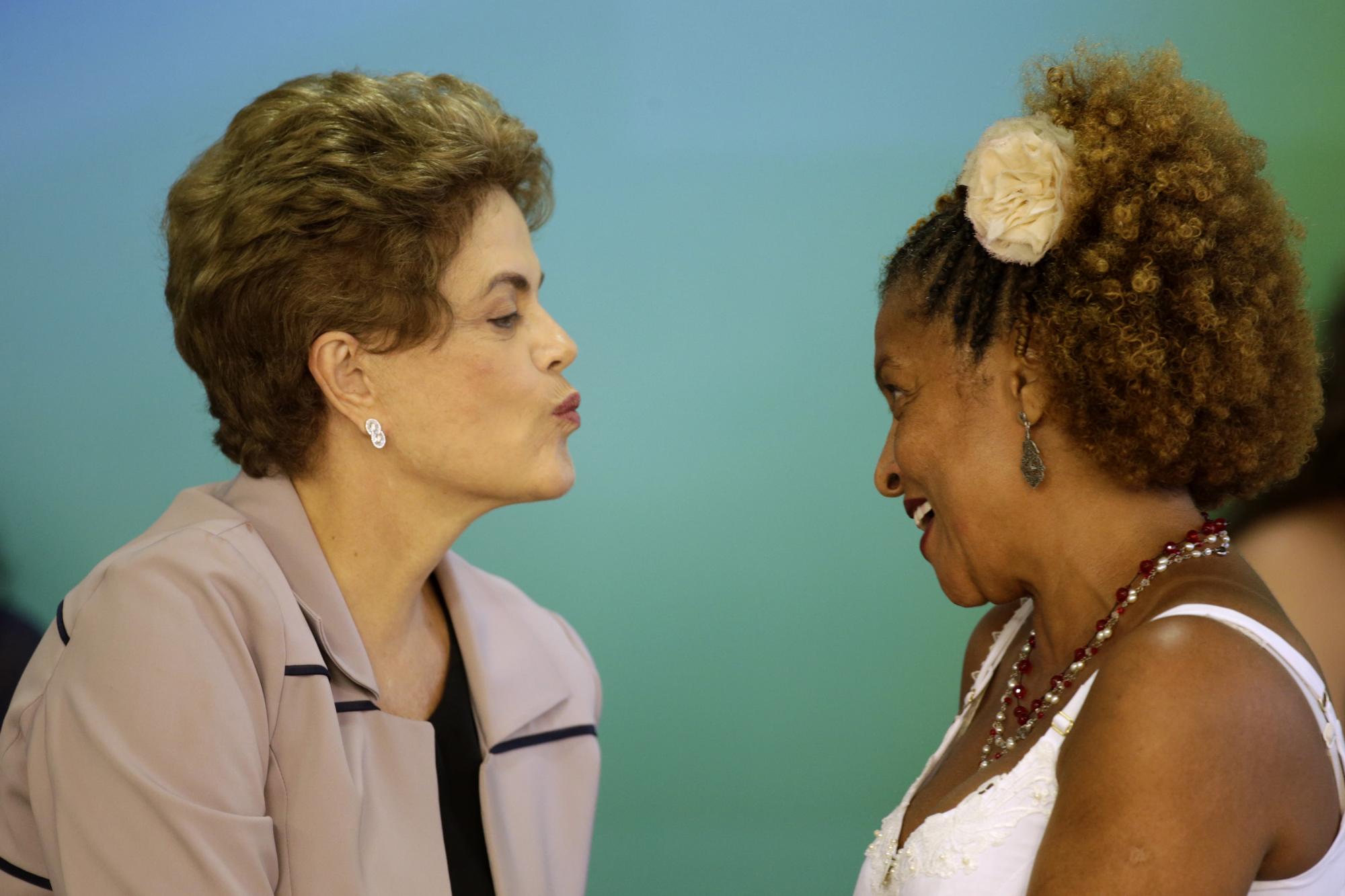  La presidenta de Brasil, Dilma Rousseff (i), saluda la actriz Elisa Lucinda hoy, jueves 31 de marzo de 2016, durante un acto en el Palacio del Planalto en Brasilia (Brasil). 