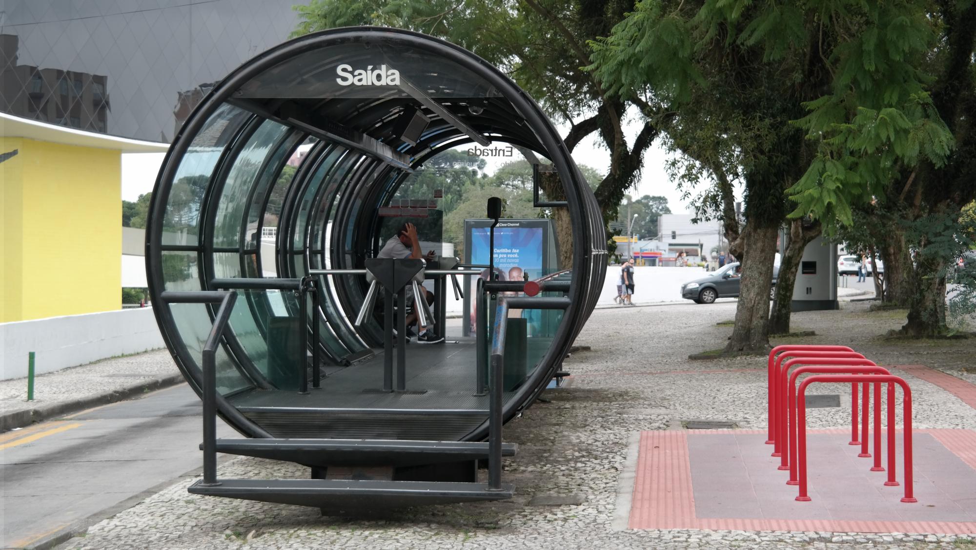 Estación en forma de tubo.