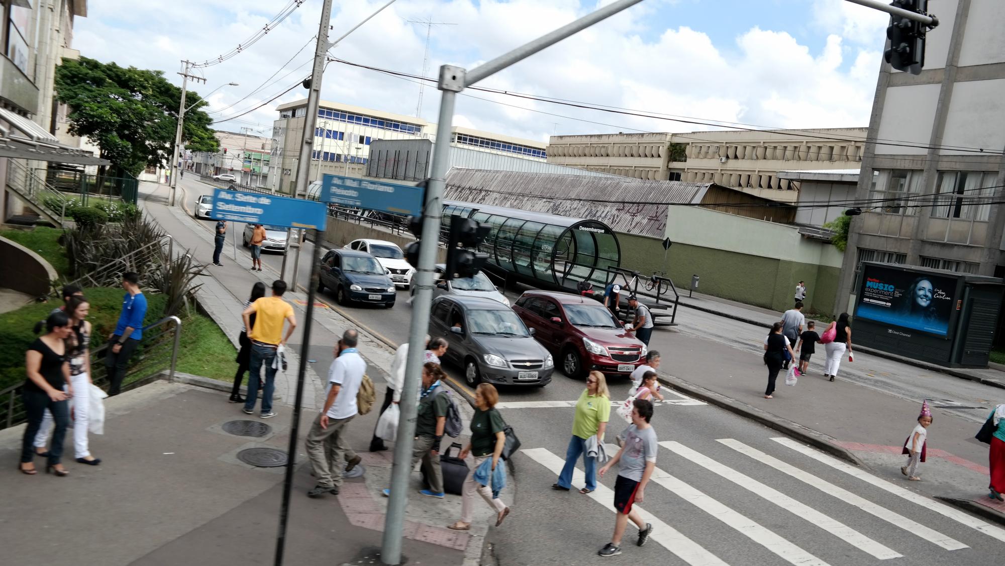 Una estación de tubo en una avenida de Curitiba.