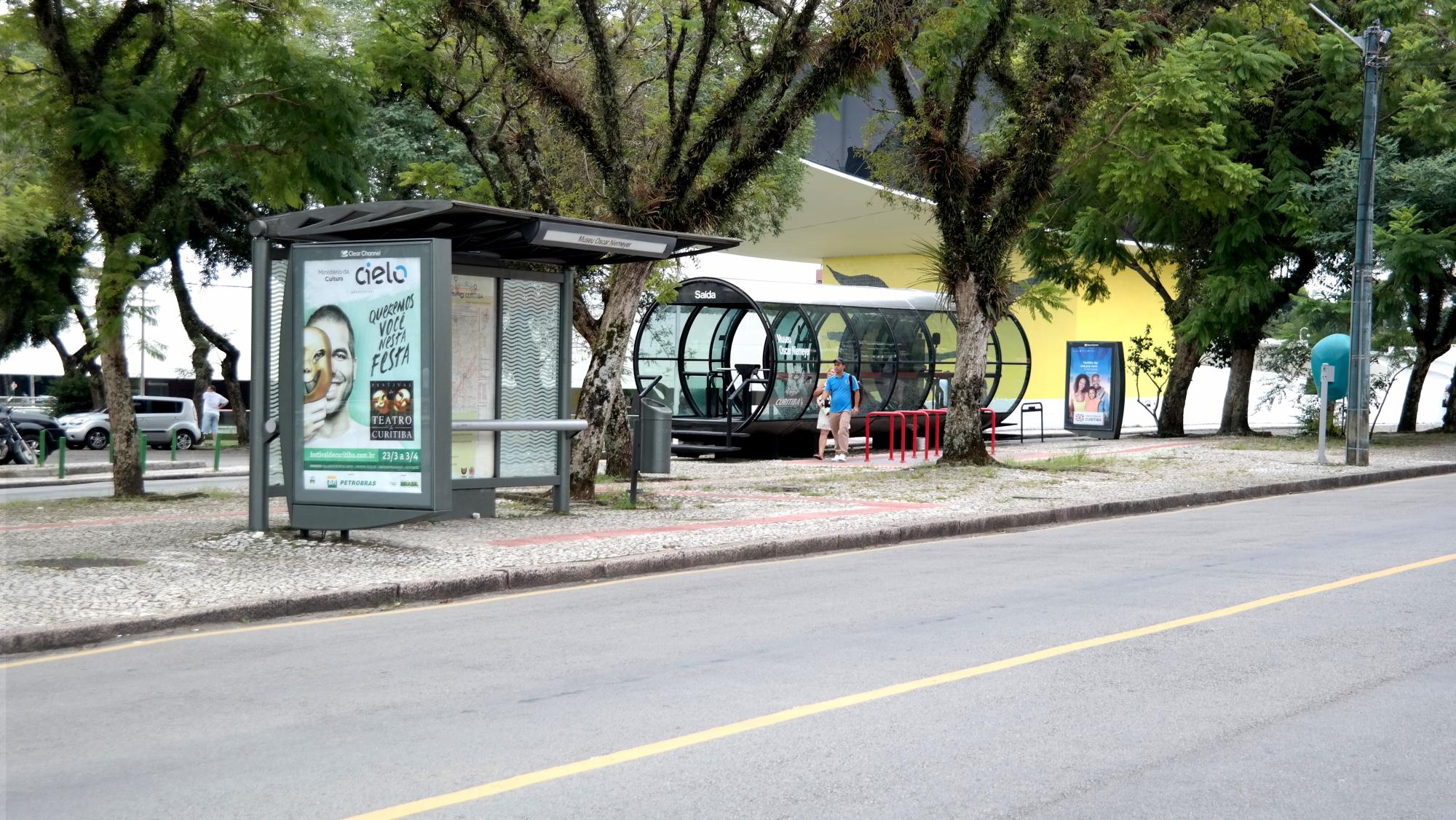 Estación regular y otra en forma de tubo.