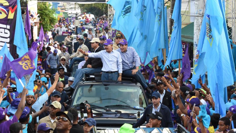 Danilo encabeza una caravana por distintos sectores del Distrito Nacional