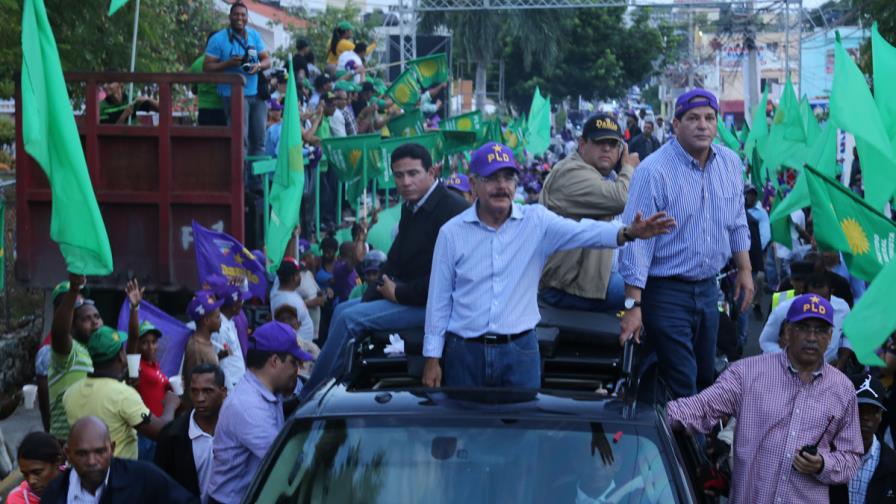 Danilo Medina encabeza caravana en el Distrito Nacional  