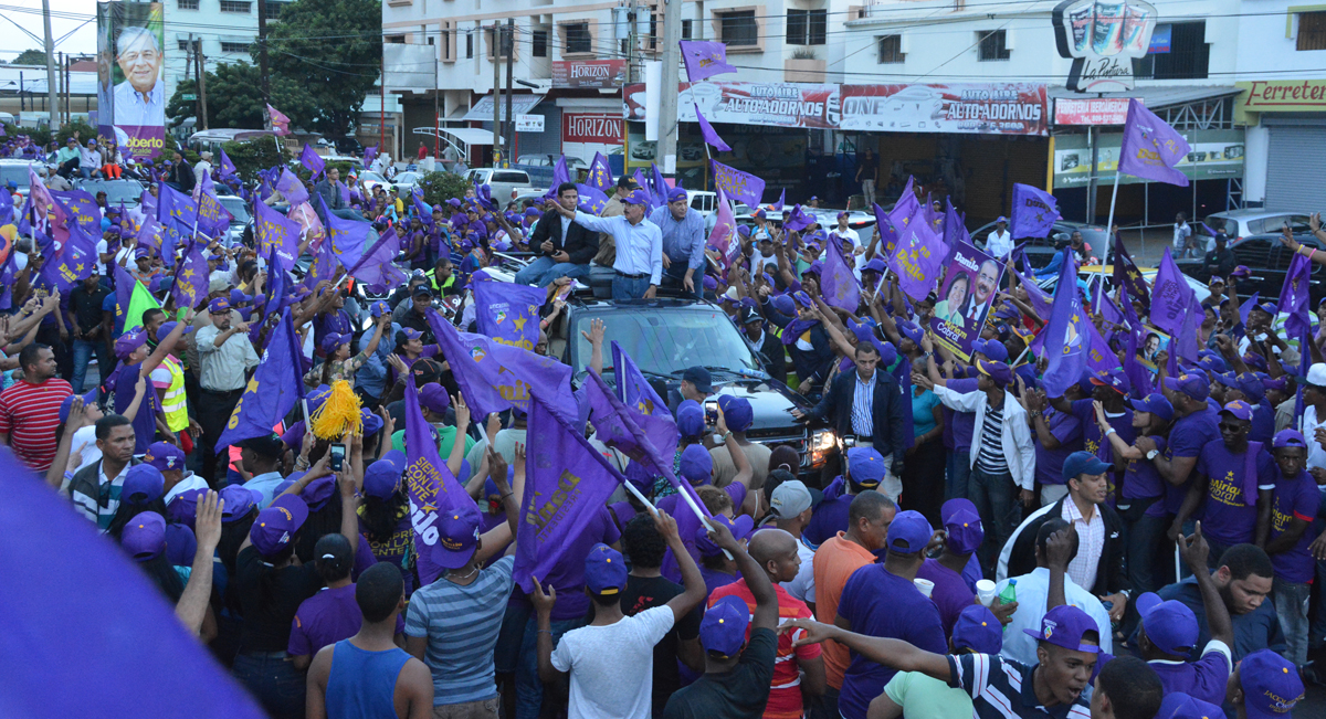 Danilo Medina saludando a los seguidores