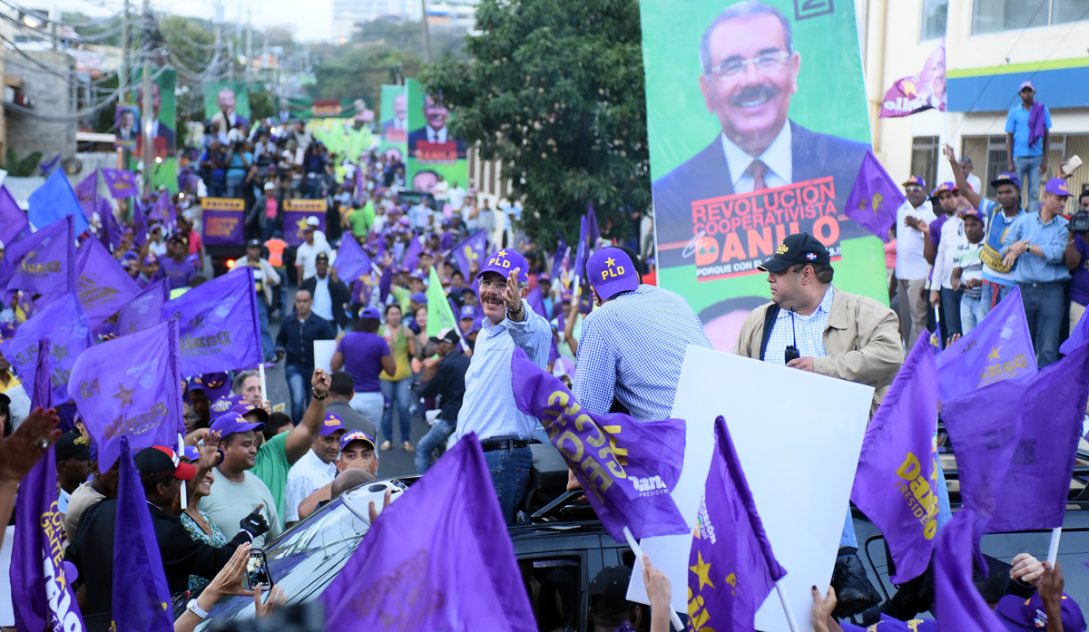 Multitud en caravana del PLD