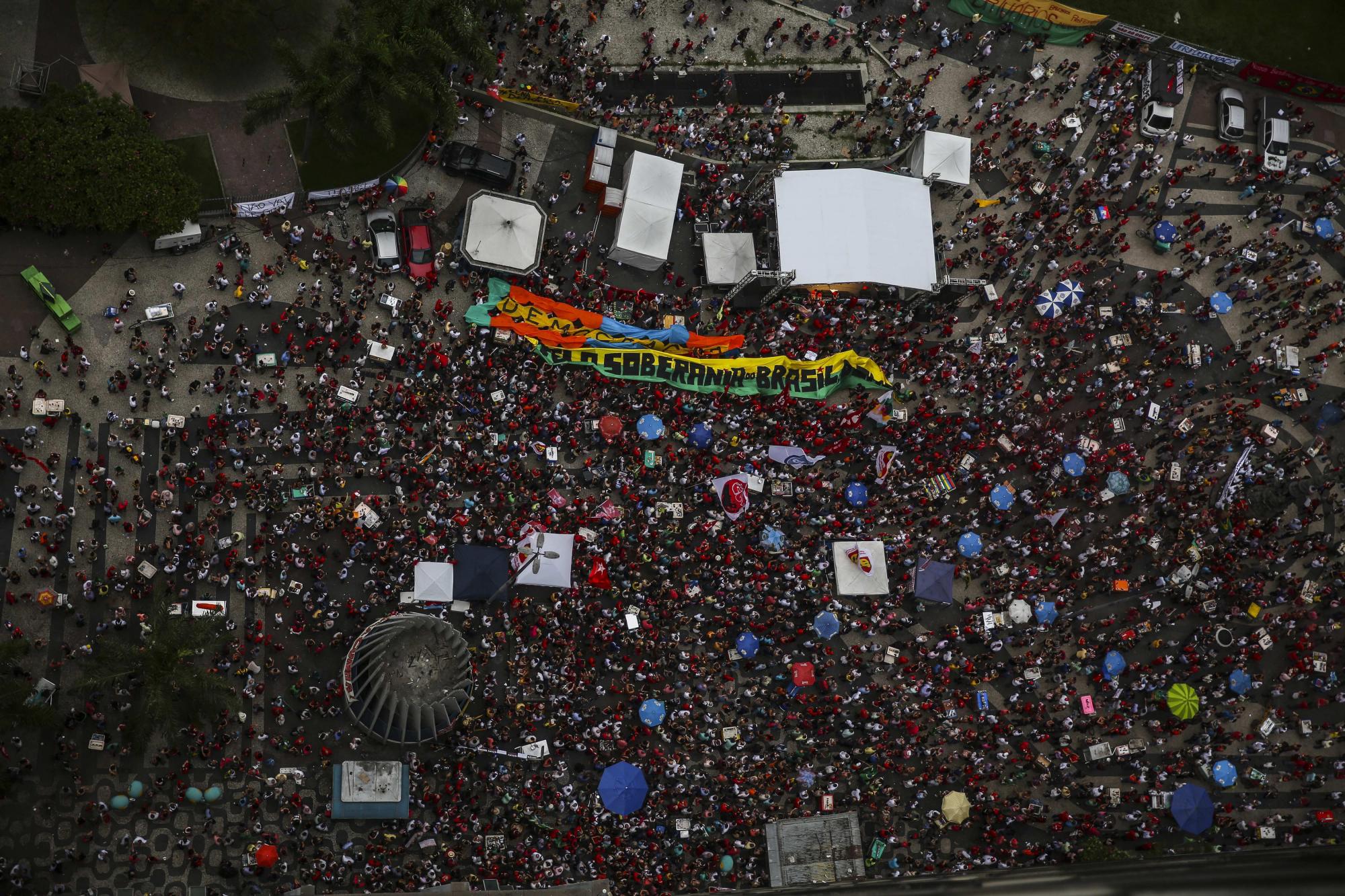 Simpatizantes del partido de los trabajadores PT participan en un acto en favor del gobierno de la presidenta Dilma Rousseff, en el centro de Río de Janeiro