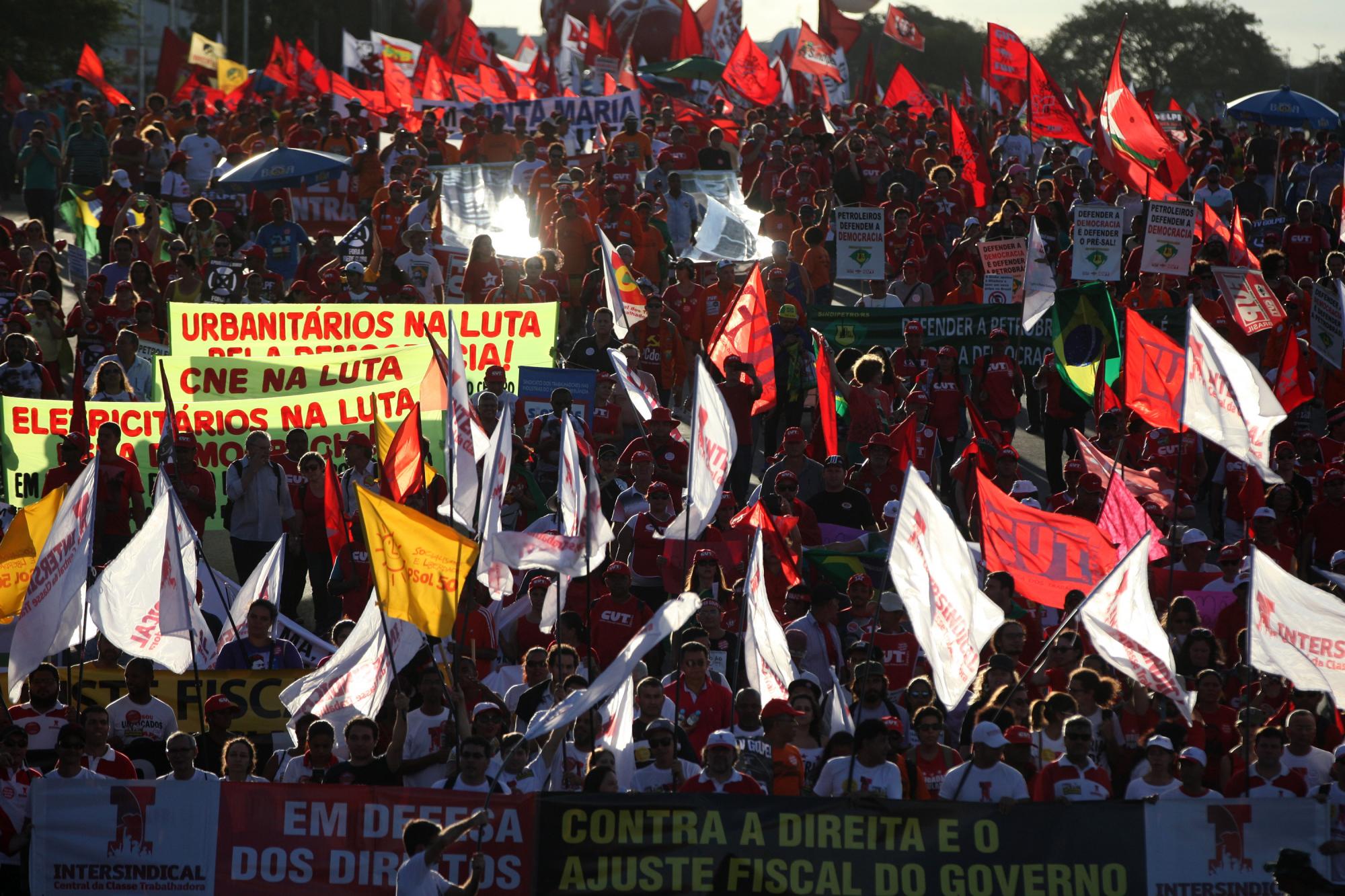 Sindicatos, movimientos sociales y la militancia del Partido de los Trabajadores (PT) participan en una movilización en defensa de la democracia, de los derechos de los trabajadores y en contra de lo que llaman un golpe contra la presidenta brasileña, Dilma Rousseff y Luiz Inácio Lula da Silva, en la Explanada de los Ministerios en Brasilia. 