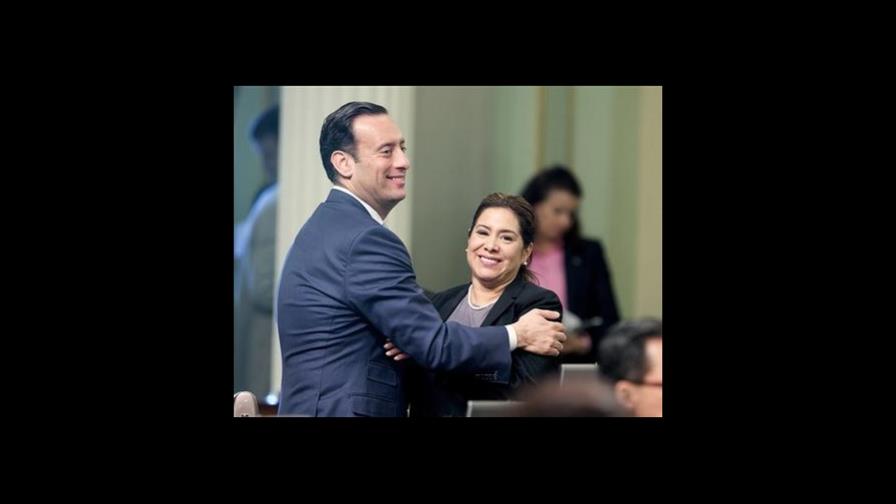 Legisladores de California aprueban aumento al salario mínimo