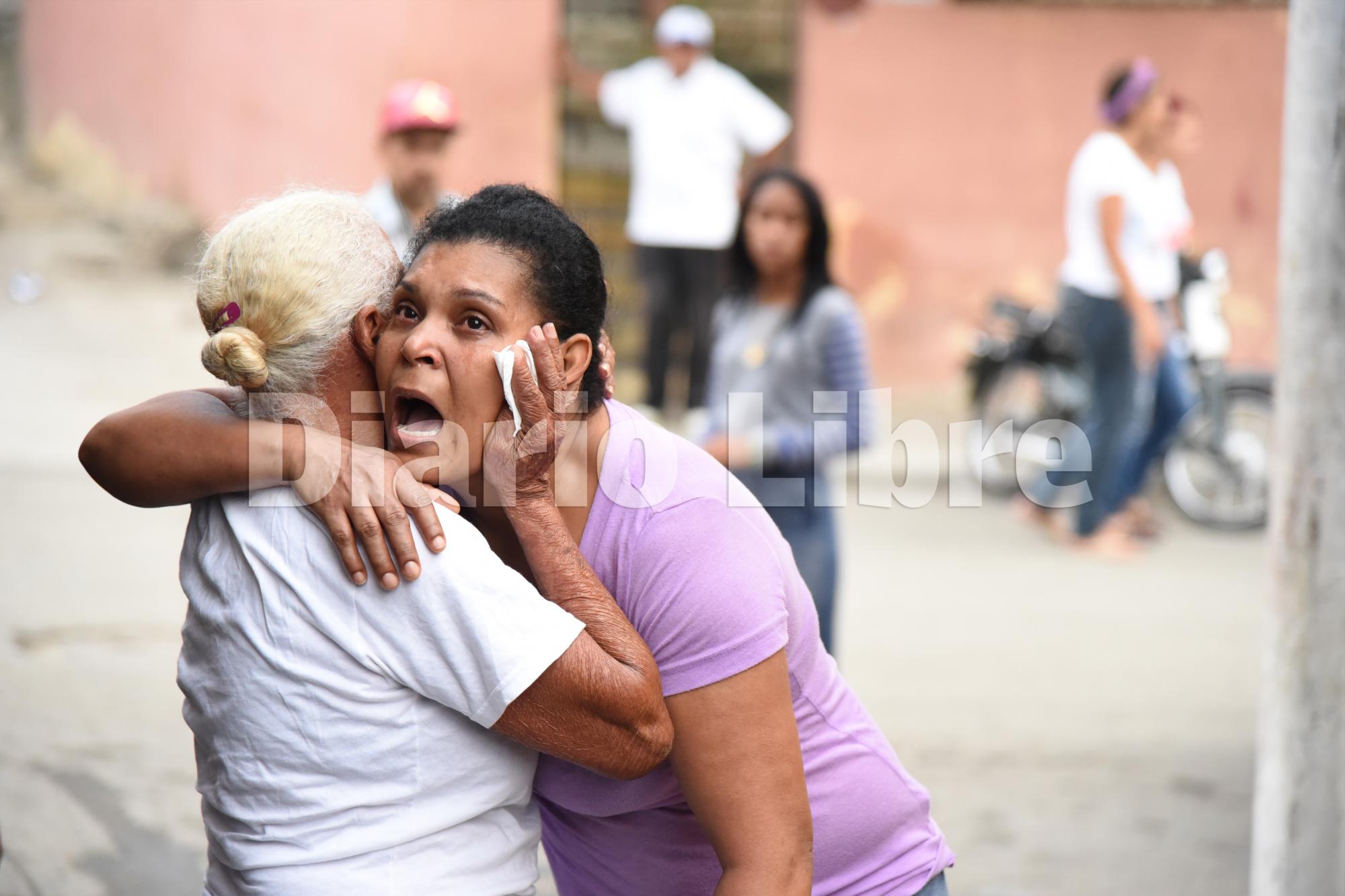 Tamara Tavárez (derecha) llora desconsolada la muerte de su hija, Dahiana Almonte Tavárez. 