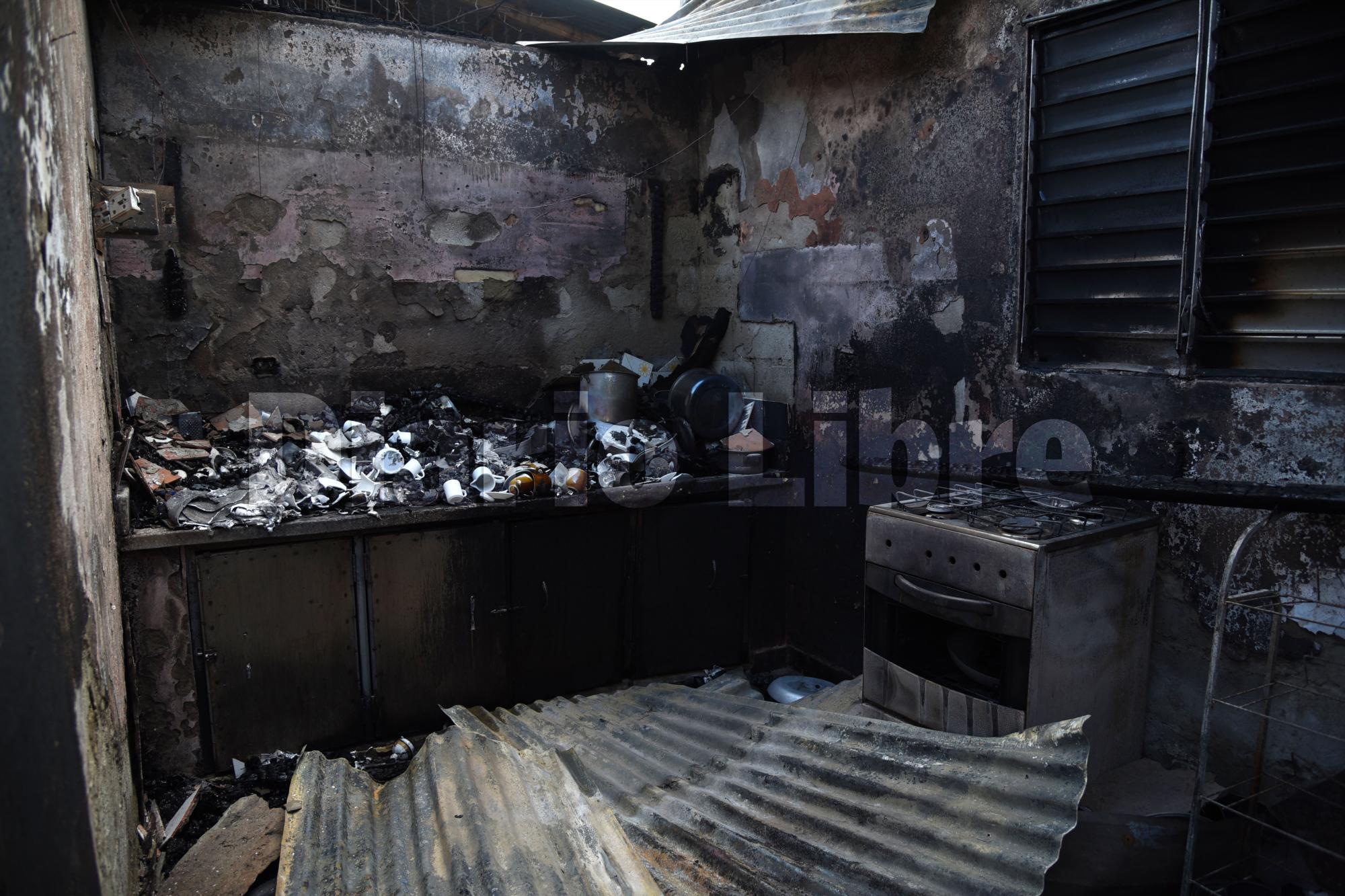Vista de cómo quedó la casa tras el incendio que cobró la vida de tres personas. 