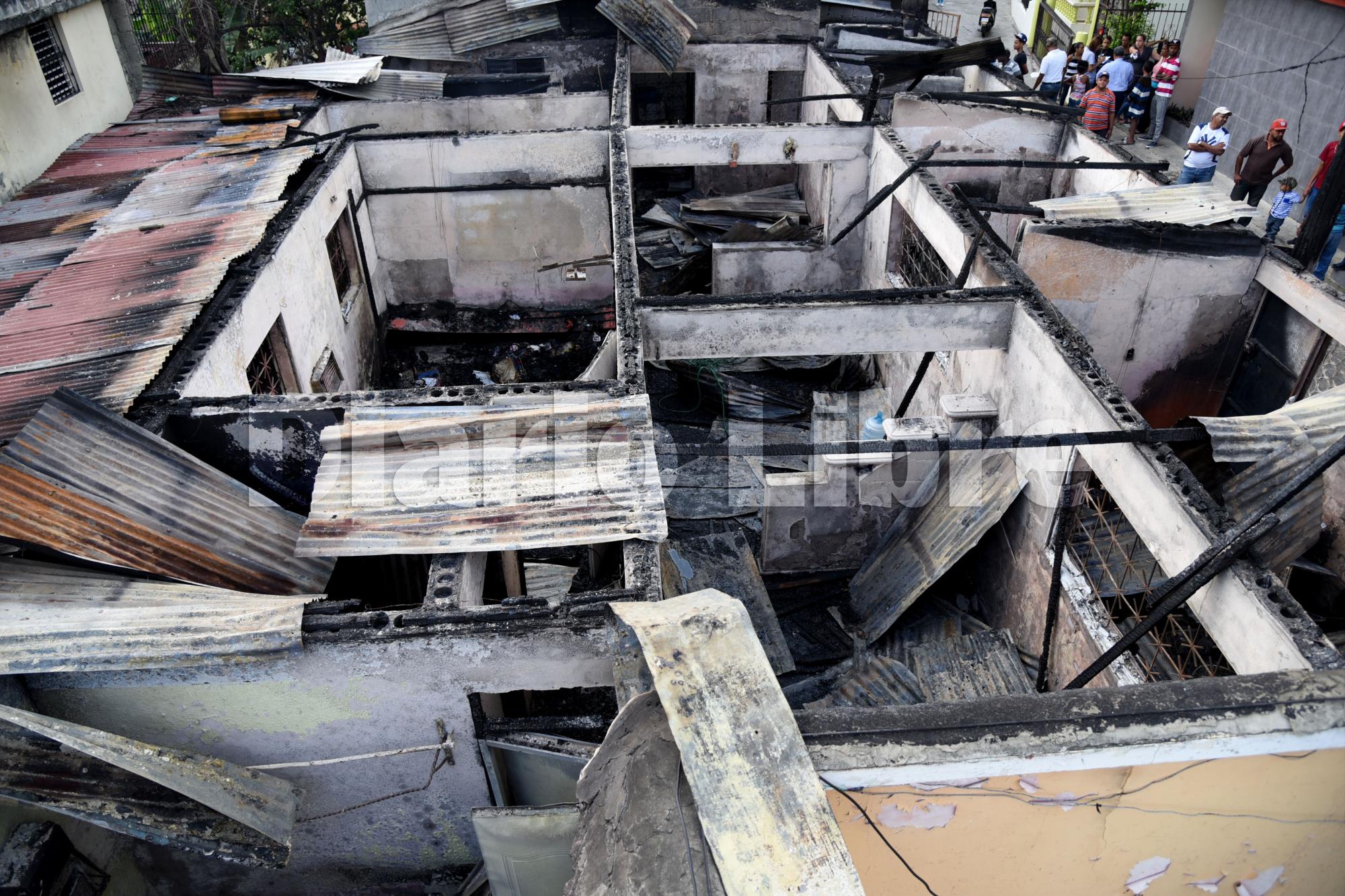Vista de cómo quedó la casa tras el incendio que cobró la vida de tres personas. 