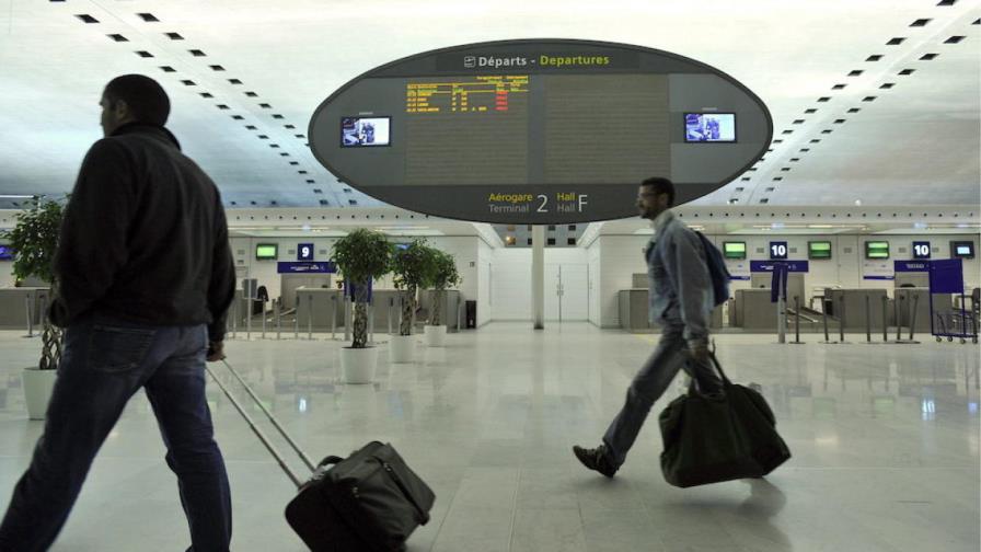 Autorizan a quedarse en Francia al niño retenido 10 días en un aeropuerto