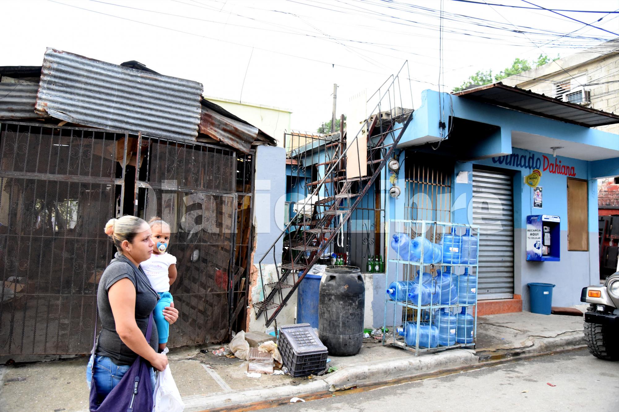 Fachada del colmado que funcionaba en la parte delantera de la casa en la que se produjo un incendio que cobró la vida de tres personas.