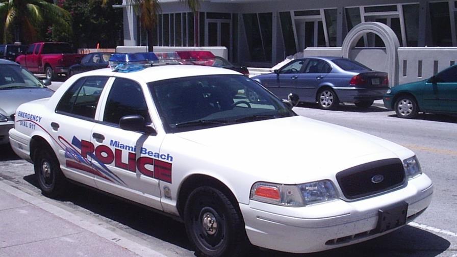 Atacan a pareja de homosexuales por besarse en un restaurante de Miami Beach 