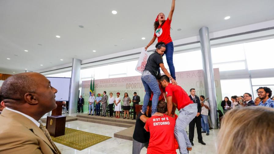 Los Sin Tierra avisan que “derrotarán el golpe” contra Rousseff en las calles