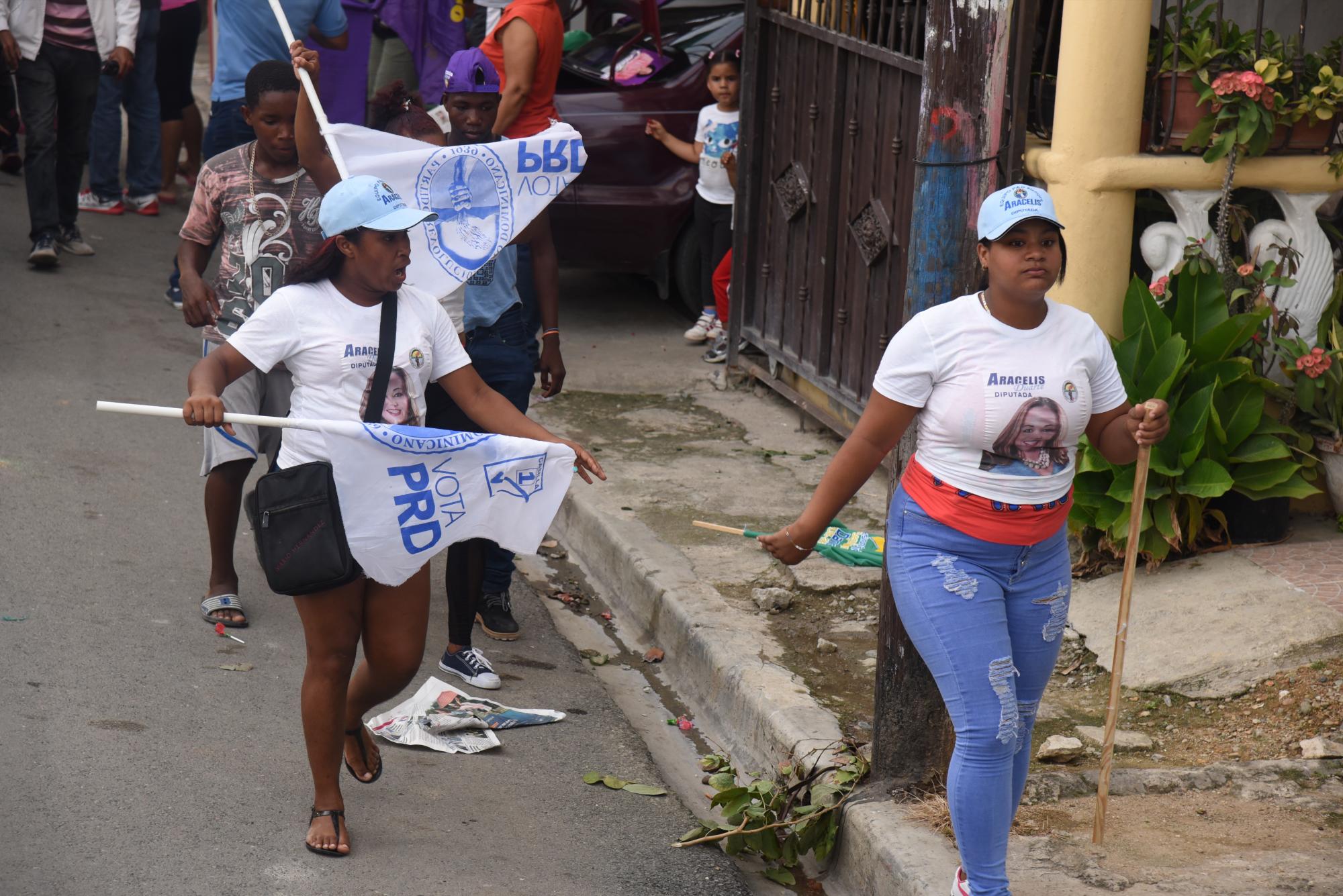 Simpatizantes del PRD durante el recorrido de Medina y los candidatos de la alianza.