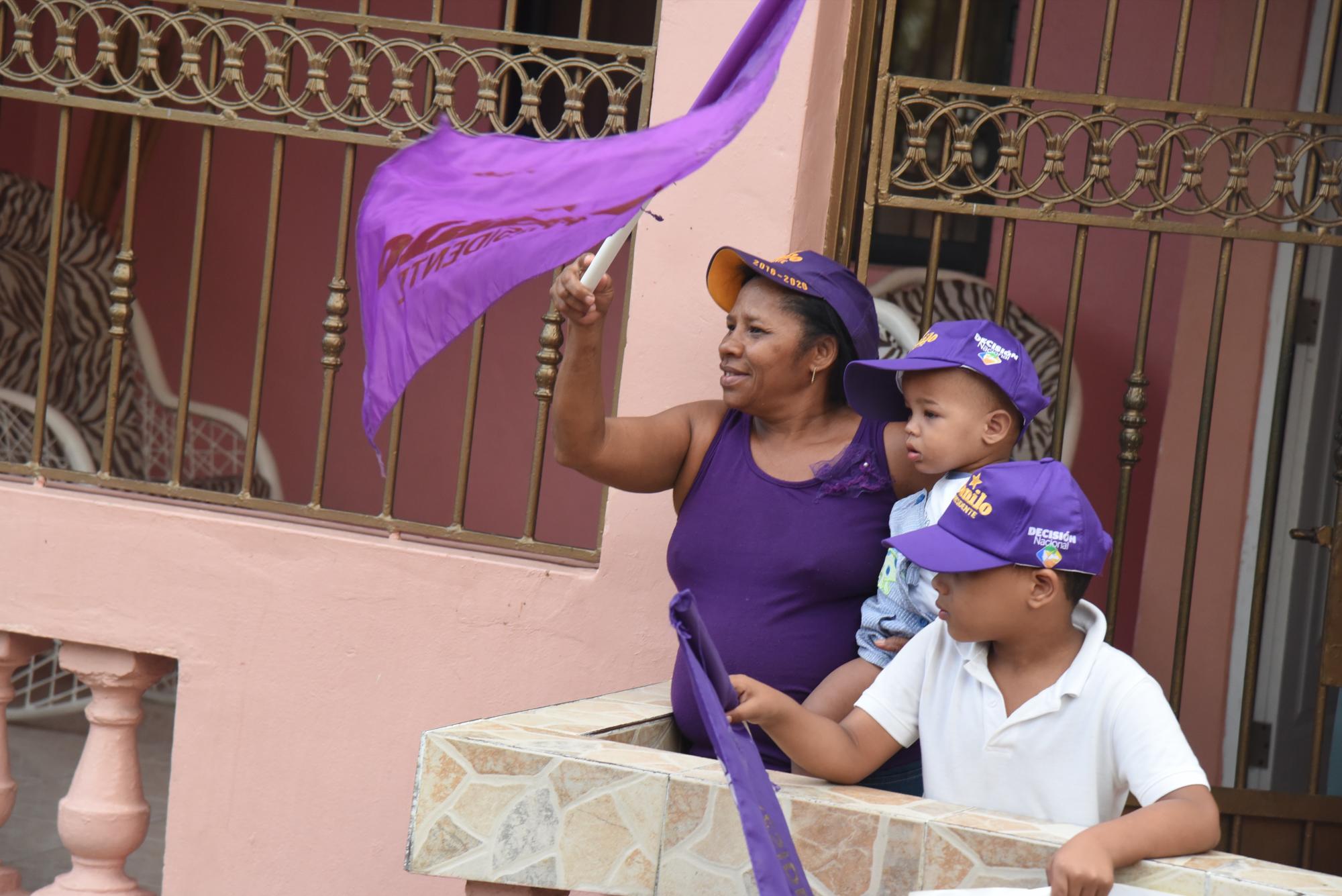La gente agitaba banderas desde sus casas.