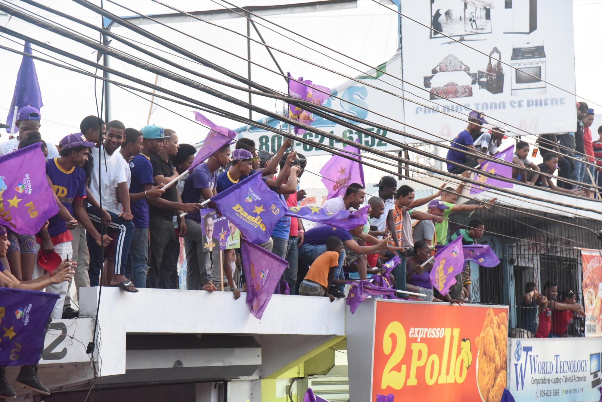 Los simpatizantes subieron a las azoteas para recibir al candidato.