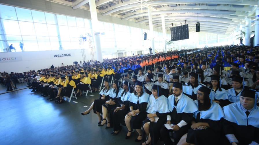 Unapec inviste 859 profesionales en graduación extraordinaria