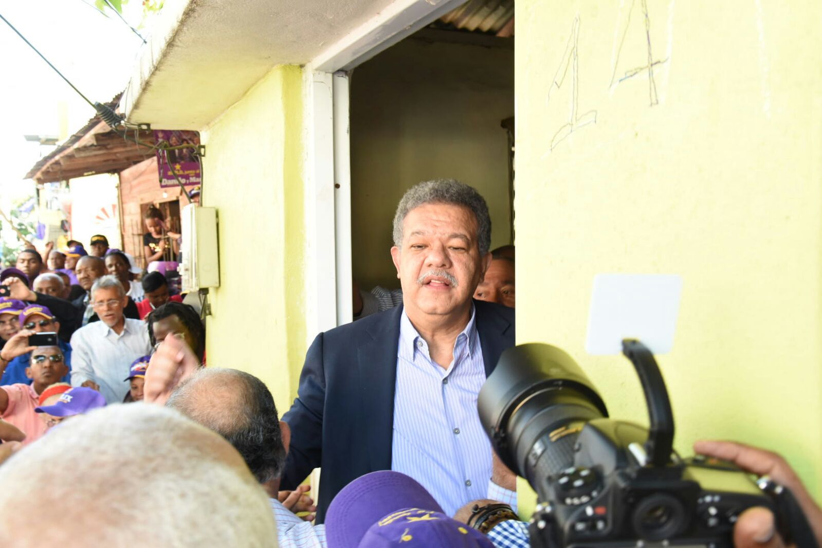 Leonel Fernández sale de la casa del dirigente peledeista Juan Rodríguez en el barrio Guachupita, durante un recorrido diferentes barrios del Distrito Nacional este sábado 2 de abril de 2016.