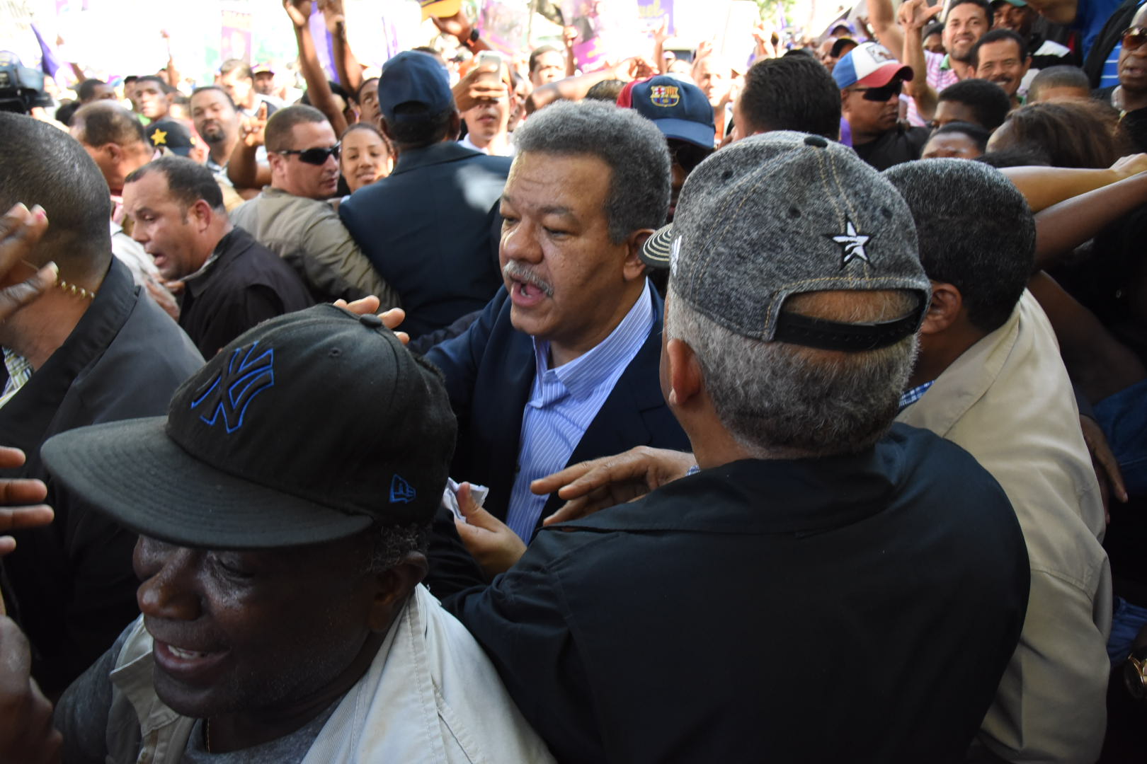 Simpatizantes saludan y conversan con Leonel Fernández durante un recorrido diferentes barrios del Distrito Nacional este sábado 2 de abril de 2016.
