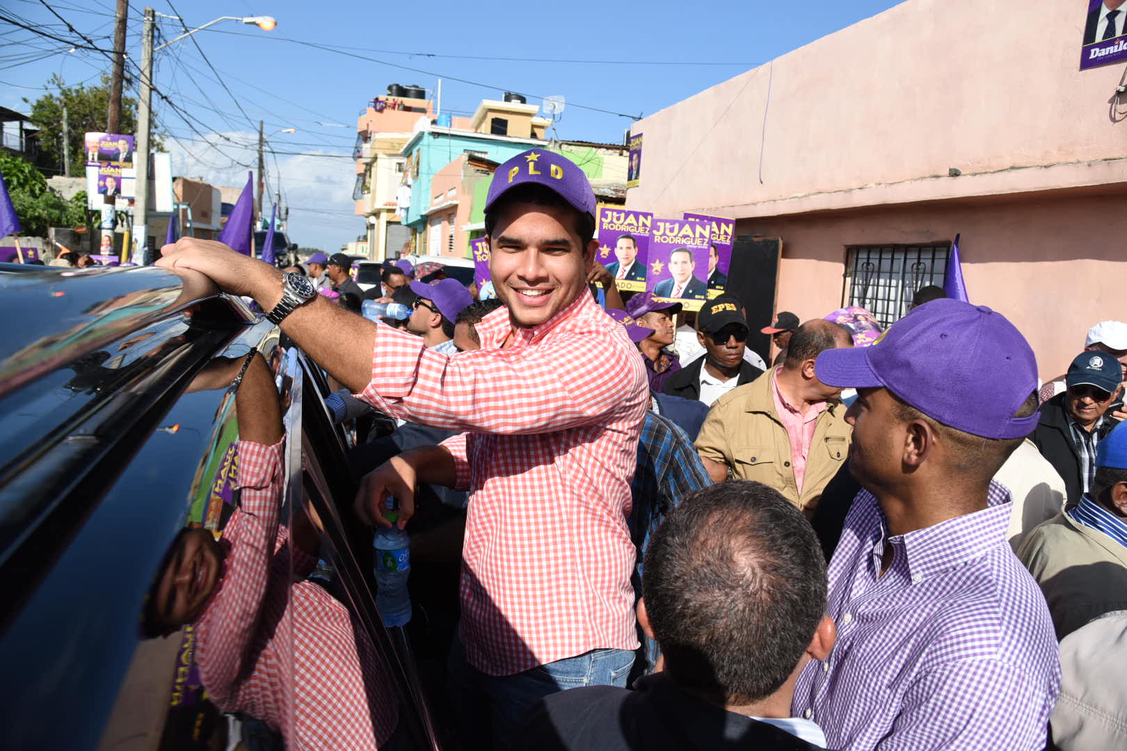 Omar, hijo de Leonel Fernández participó en la caravana. 