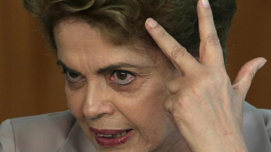 Presidenta Rousseff de Brasil lucha por salvar su gobierno