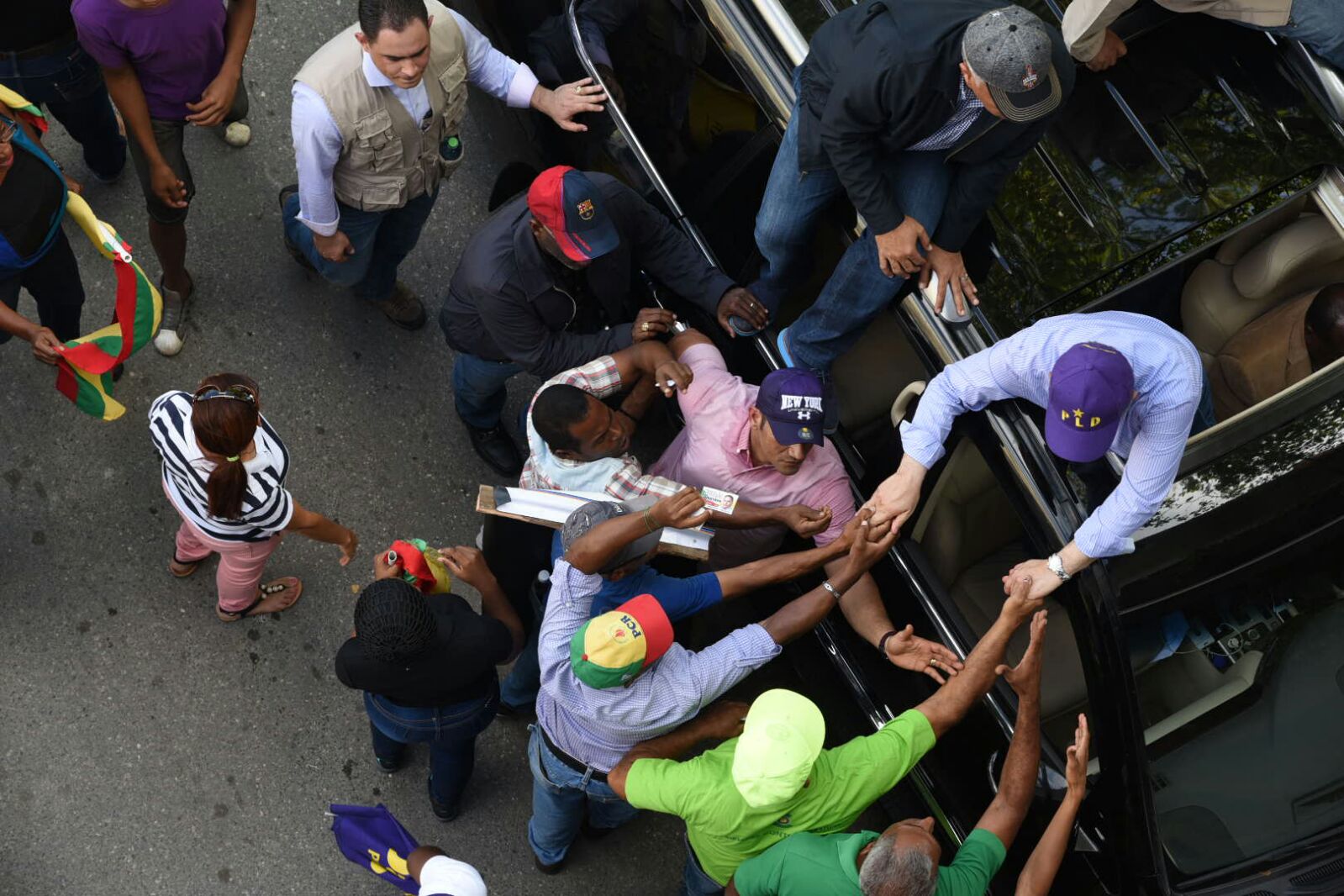 Leonel Fernández saluda a los simpatizantes que esperaron el paso de la caravana. 
