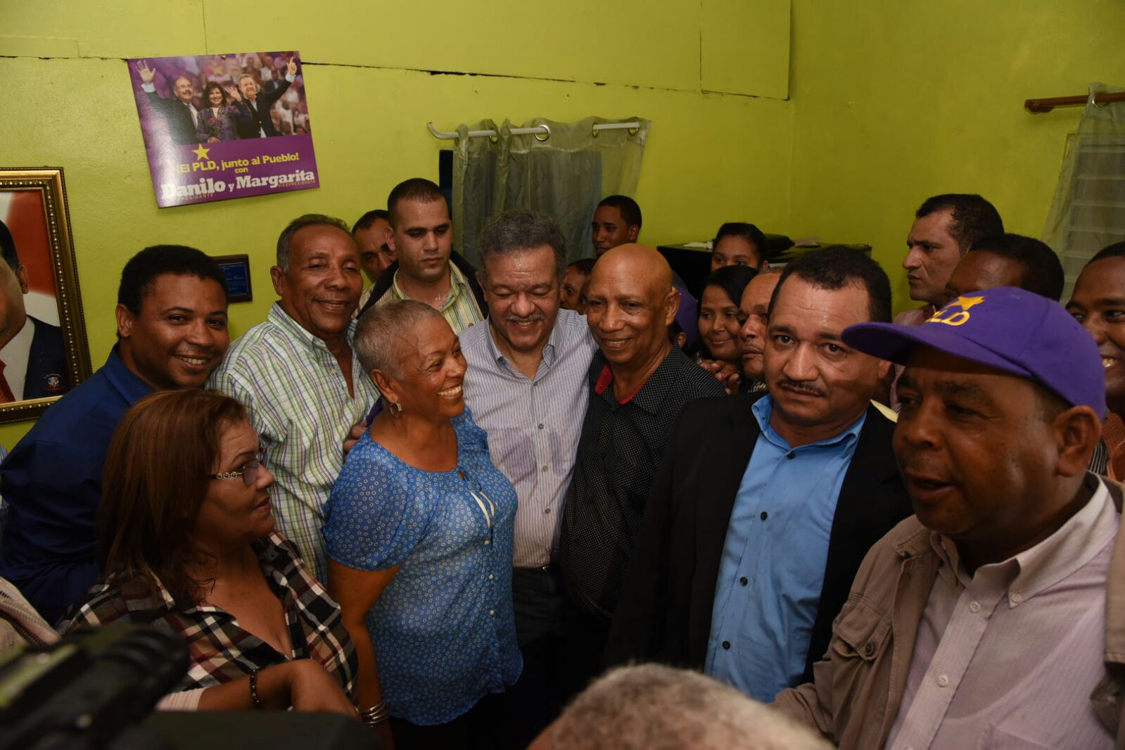 Leonel Fernández visita la casa de la dirigente peledeista Luz María Arias en el barrio Gualey.