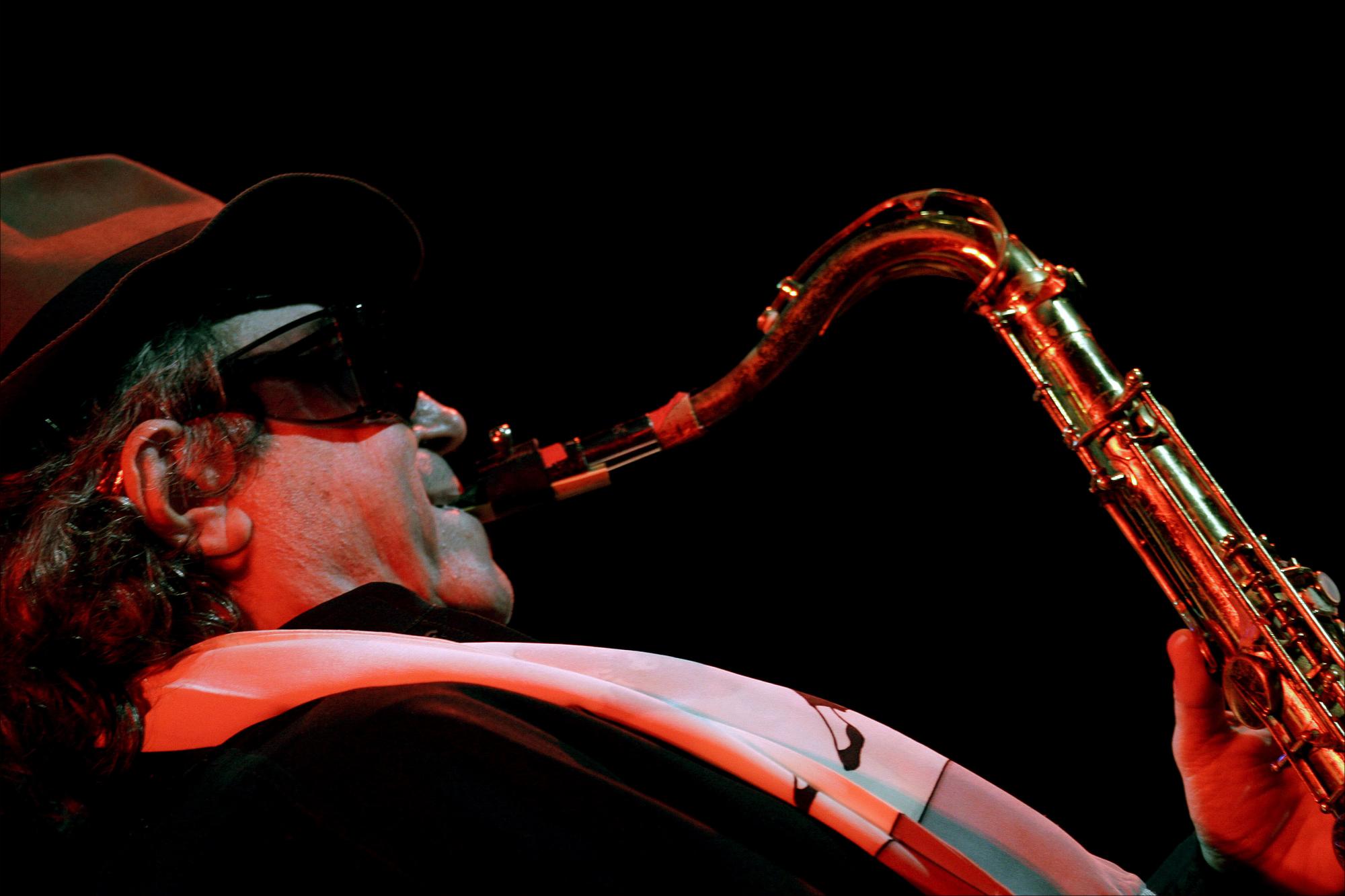 En esta fotografía del viernes 15 de septiembre de 2006, el saxofonista argentino Gato Barbieri toca en Santo Domingo, República Dominicana. 