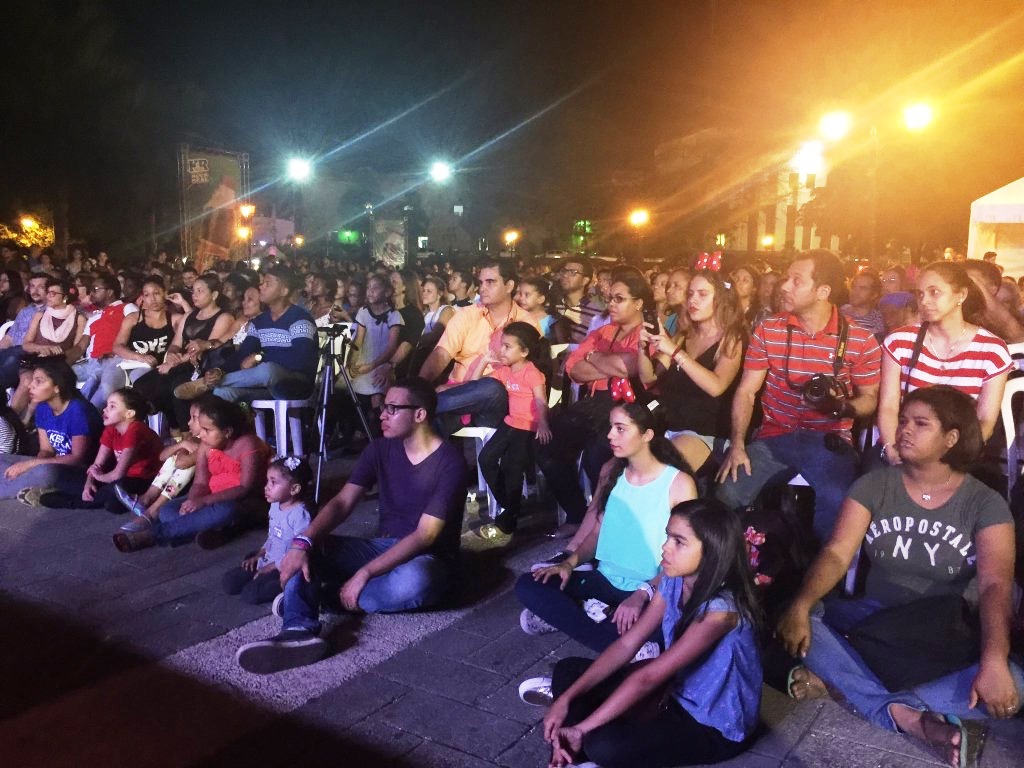Público en la Plaza España.