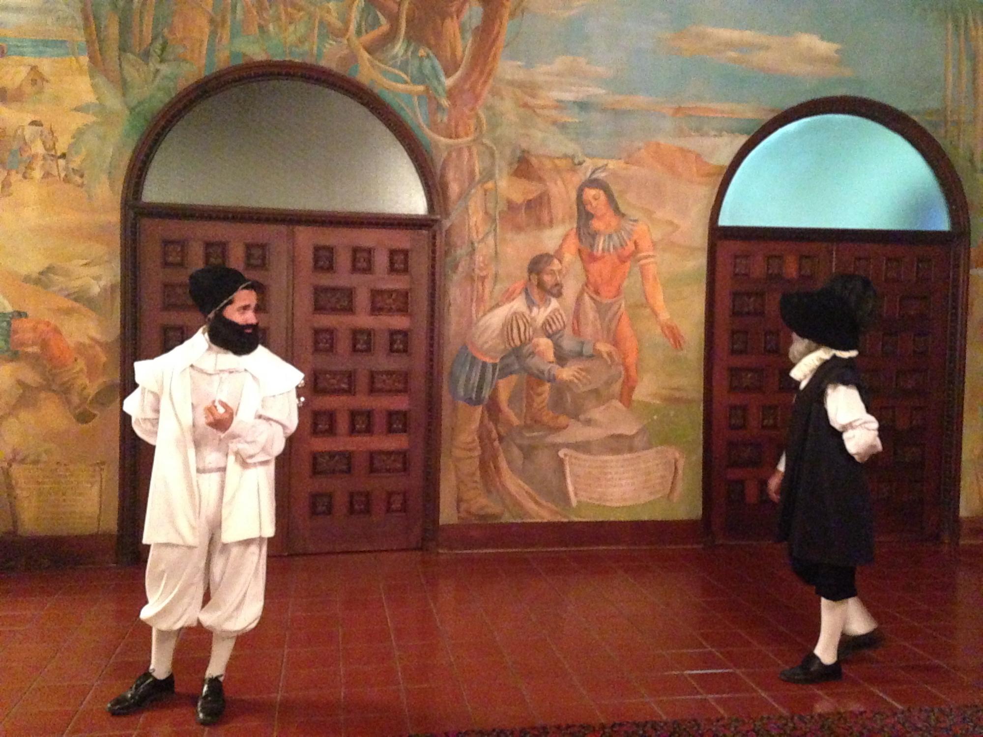 Dos personas recrean la época colonial y sus personajes  