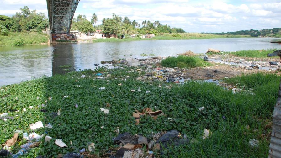 Las algas amenazan con causar la desaparición de los ríos del país