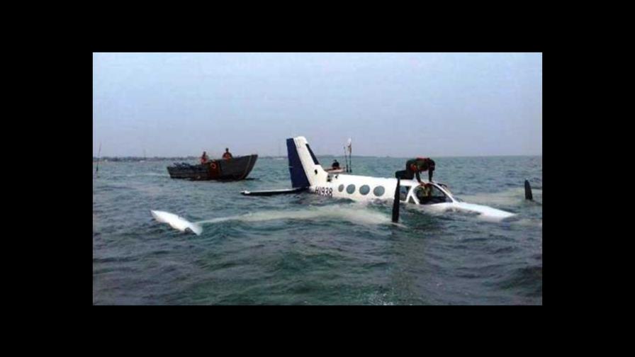 Autoridades venezolanas creen narcos trataron de hundir avioneta en el lago tras hacer transacción