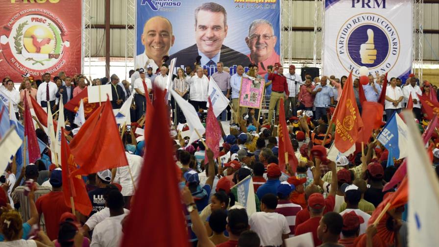 Luis Abinader encabeza caravana en barrios de Santiago