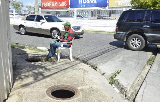 El peligro de filtrantes sin tapa en Ciudad Moderna El peligro de filtrantes sin tapa en Ciudad Moderna