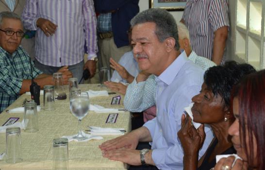 Leonel Fernández: “No hay otra opción que no sea el PLD”
Leonel Fernández afirma que en San Pedro de Macorís no hay otra opción que no sean los candidatos del PLD
