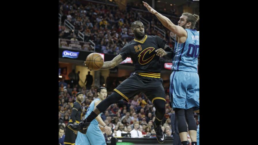 LeBron anota 31 y Cavs doblegan a Hornets 
