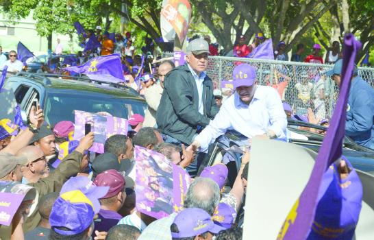 Leonel Fernández: “No hay otra opción que no sea el PLD”
Leonel Fernández afirma que en San Pedro de Macorís no hay otra opción que no sean los candidatos del PLD