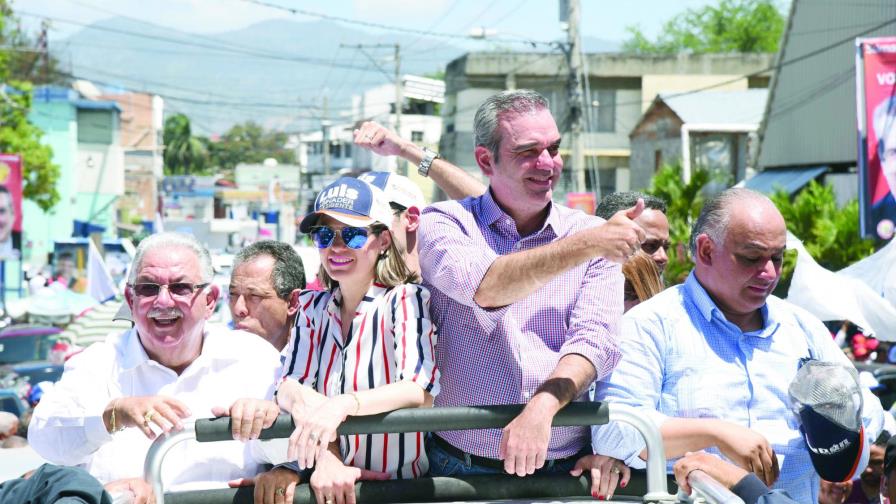 Abinader se moviliza por barrios de Santiago